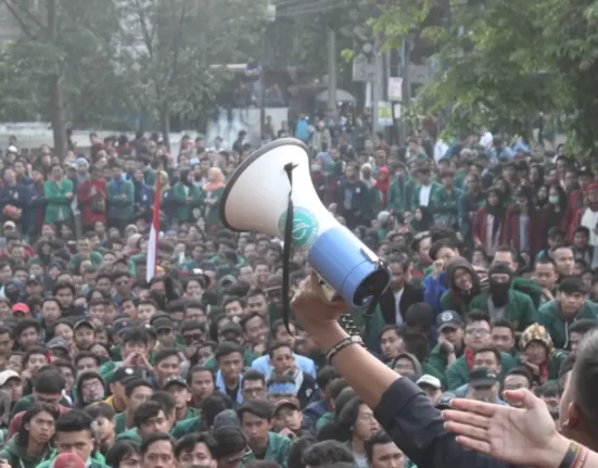 Kerusuhan Terjadi di Depan Gedung DPRD Jawa Barat dalam Aksi Mahasiswa