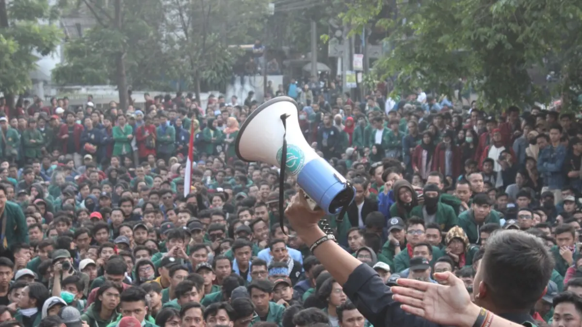 Kerusuhan Terjadi di Depan Gedung DPRD Jawa Barat dalam Aksi Mahasiswa